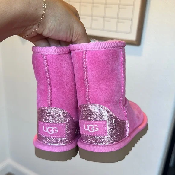 UGG Kids Classic Short Boot in Pink with Glitter Heel NEW Never Worn No Tag/Box - Picture 3 of 6